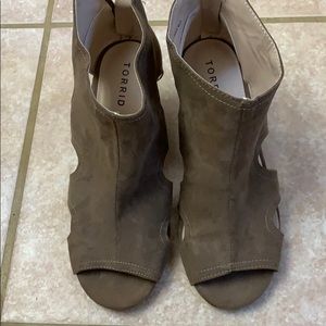 Torrid wedges